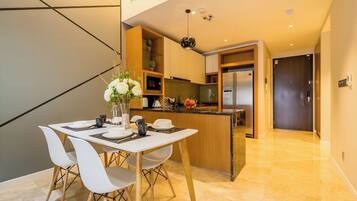 Premium Room, 2 Bedrooms | Dining room
