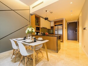 Premium Room, 2 Bedrooms | Dining room