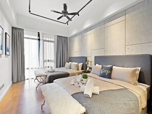 Escritorio, wifi gratis y ropa de cama 