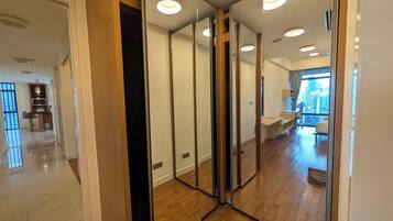 Premium Δωμάτιο, 4 Υπνοδωμάτια | Γραφείο, δωρεάν Wi-Fi, κλινοσκεπάσματα