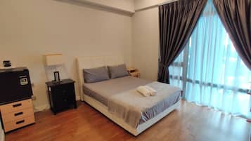 Standard Room, 4 Bedrooms | Meja, Wi-fi percuma, cadar katil