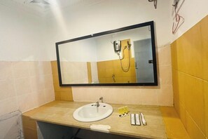 Family Sunset (1 King 1 Single with Fridge) | Fürdőszoba | Zuhanyzó, ingyenes piperecikkek és törölközők