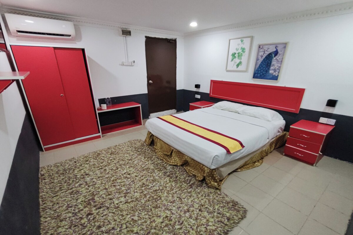 Ein Schlafzimmer mit Bett, Kleiderschrank, Nachttisch und Kommode.