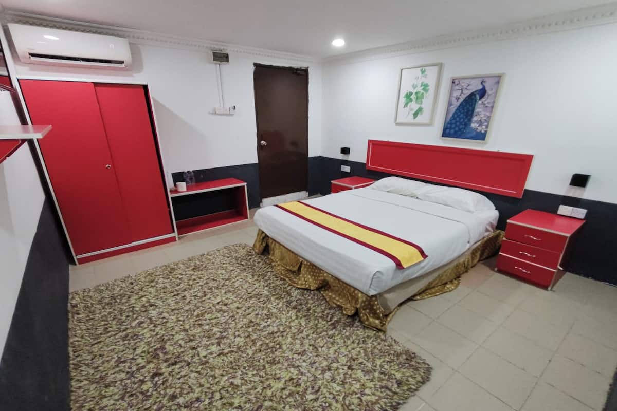 Une chambre à coucher comprenant un lit, une armoire, un bureau et une commode.
