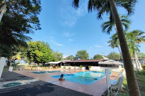 Una piscina al aire libre