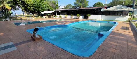 Hồ bơi ngoài trời