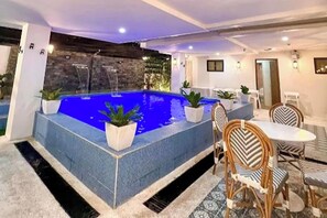 من حمّامات السباحة المغطاة