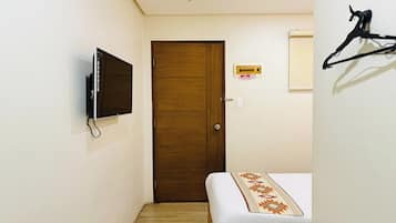 Single Room, Private Bathroom | Desk, free WiFi, bed sheets