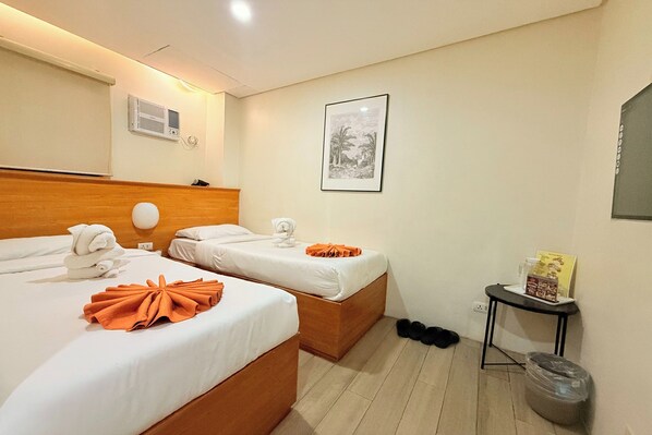 Twin Room, Private Bathroom | Desk, free WiFi, bed sheets