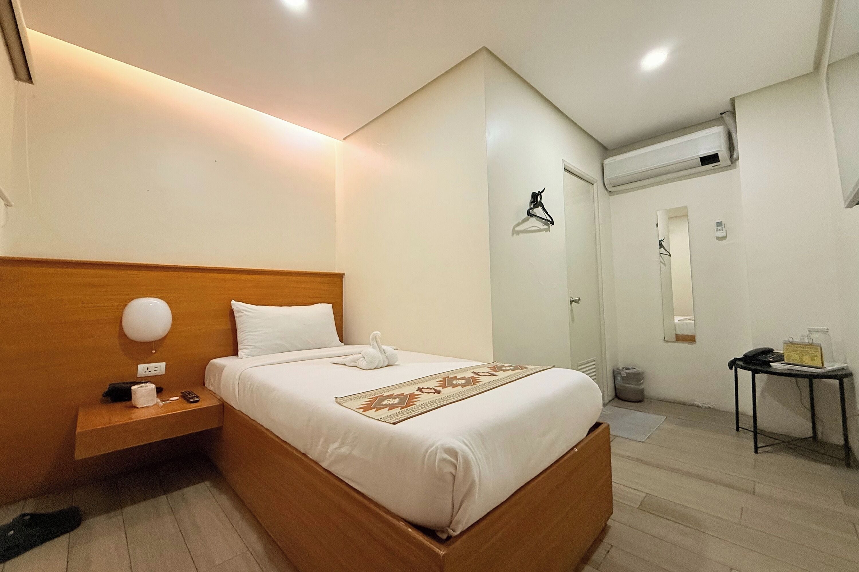 Single Room, Private Bathroom | Desk, free WiFi, bed sheets