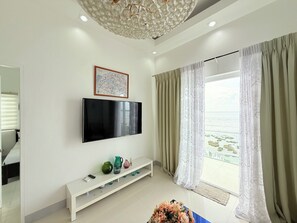 Villa, Strandblick | Wohnzimmer | 32-Zoll-Smart-TV mit Satellitenempfang