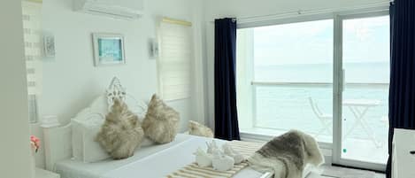 Desk, soundproofing, free WiFi, bed sheets