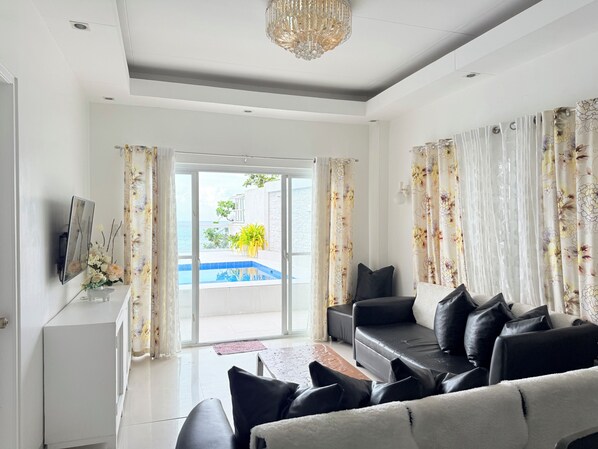 Villa | Wohnzimmer | 32-Zoll-Smart-TV mit Satellitenempfang