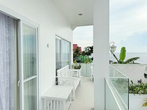 Villa, vista a la playa | Balcón