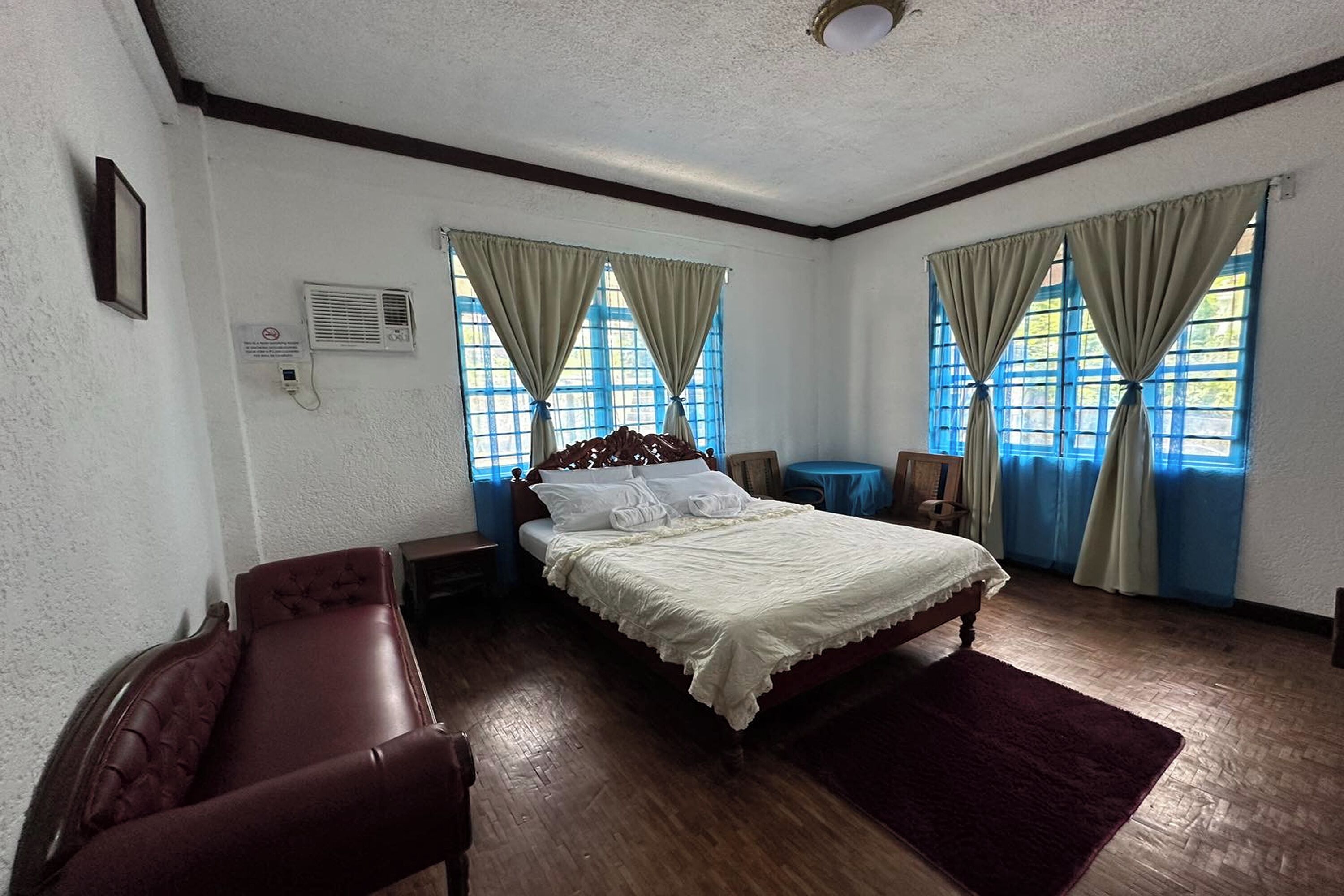 Habitación Deluxe | Escritorio, tabla de planchar con plancha, wifi gratis y ropa de cama 