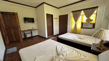 Habitación doble estándar | Escritorio, tabla de planchar con plancha, wifi gratis y ropa de cama