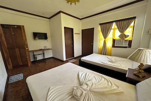 Habitación doble estándar | Escritorio, tabla de planchar con plancha, wifi gratis y ropa de cama