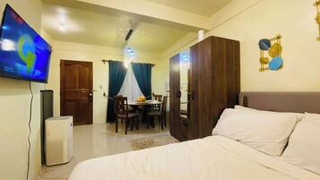 Huoneisto | Työpöytä, pimennysverhot, silitysrauta/-lauta, ilmainen Wi-Fi