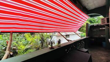 Bureau, rideaux occultants, fer et planche Ă repasser, Wi-Fi gratuit