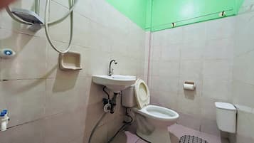 Leilighet | Bad | Dusj, regndusjhode, toalettartikler (inkludert) og tøfler