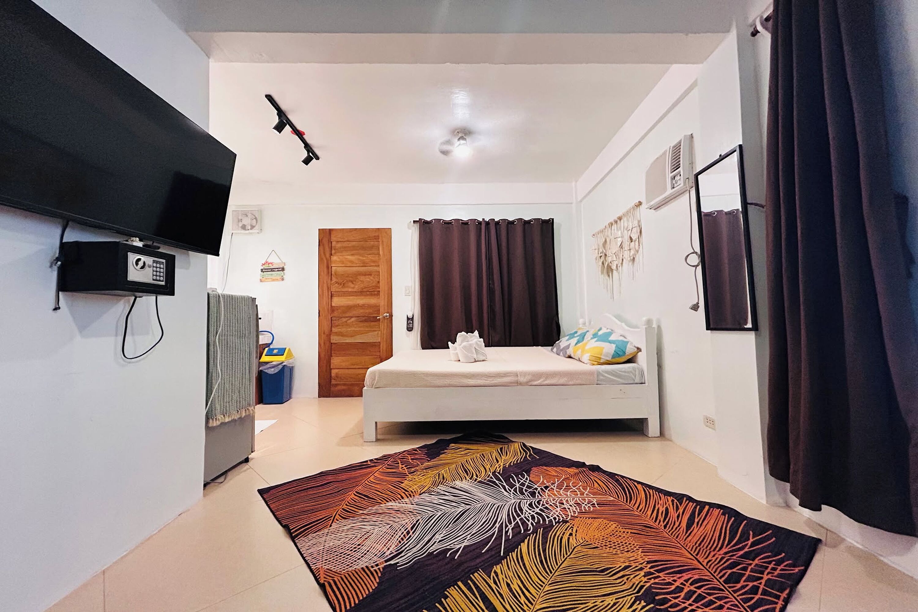 Apartment | Desk, blackout drapes, iron/ironing board, free WiFi