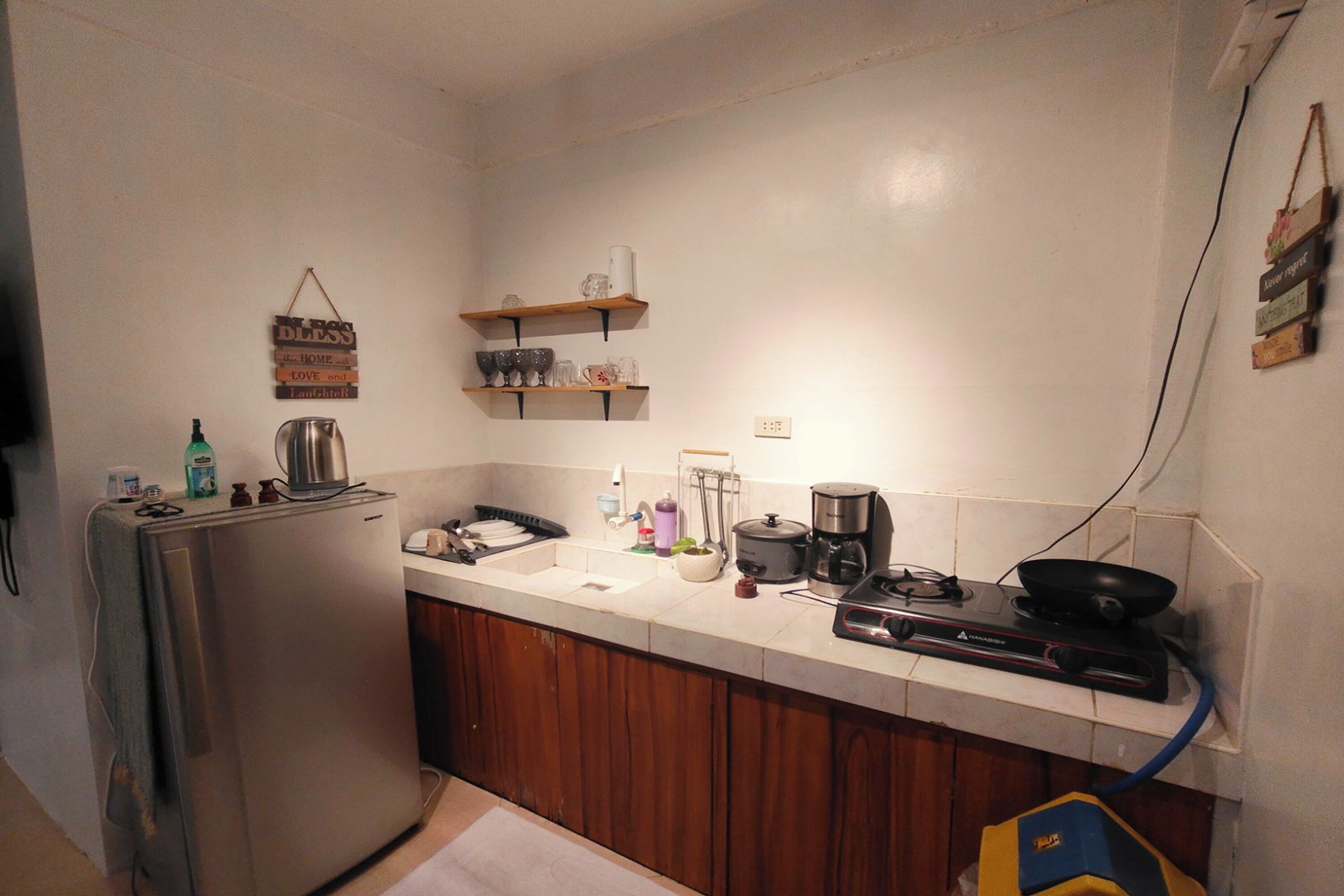 Apartment | Private kitchenette | Electric kettle, dining tables