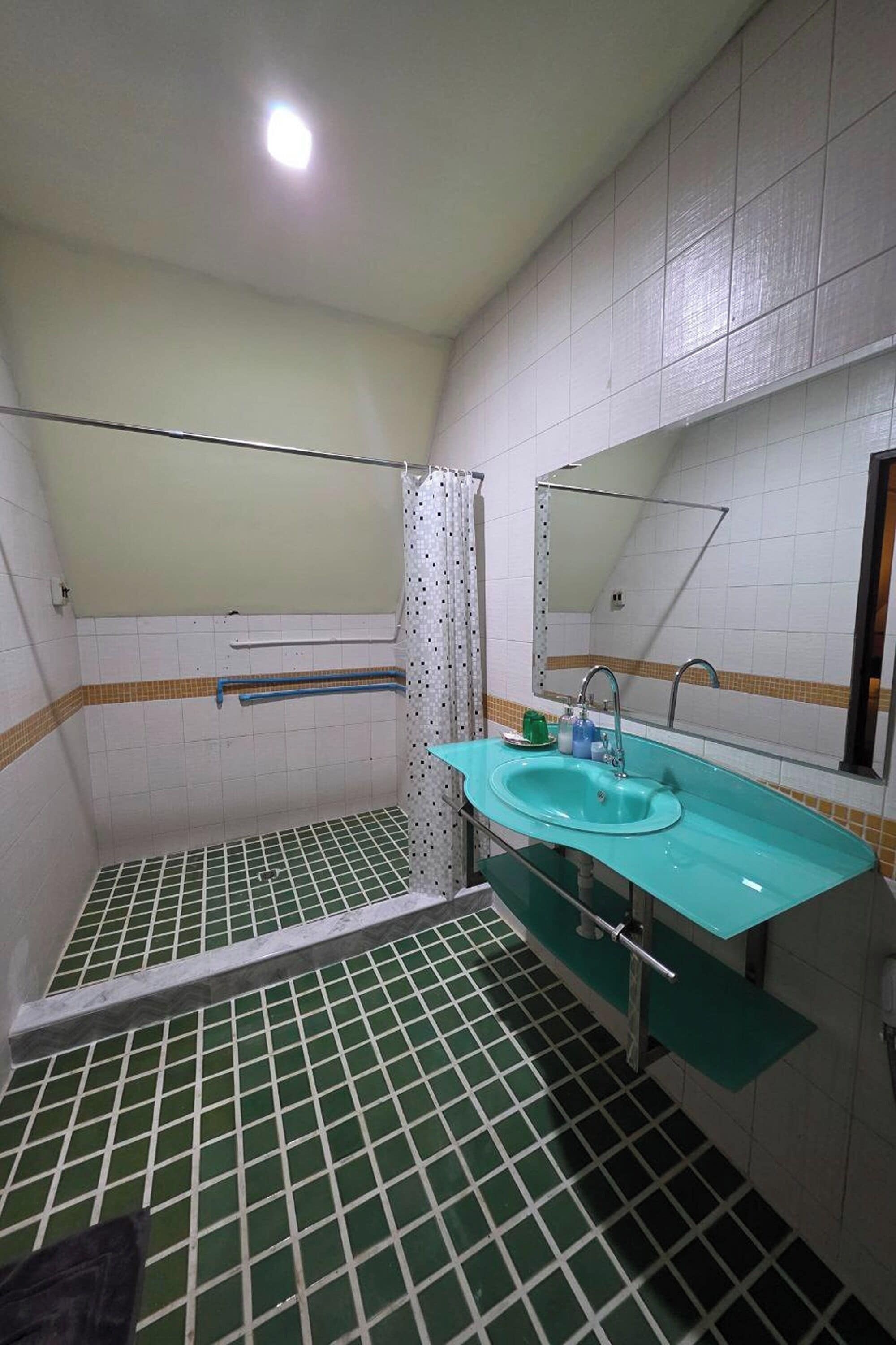 Family Room with River View | ห้องน้ำ | ฝักบัว, ของใช้ในห้องน้ำฟรี, ไดร์เป่าผม, รองเท้าสวมภาย  ในห้อง