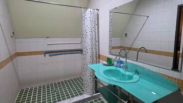 Family Room with River View | Bathroom | Shower, free toiletries, hair dryer, slippers