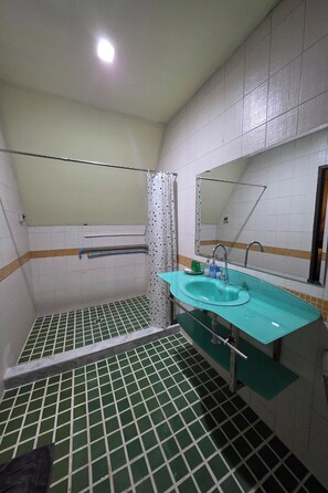 Family Room with River View | Salle de bain | Douche, articles de toilette (gratuits), séchoir à cheveux, pantoufles