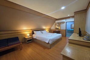 Family Room with River View | Escritorio, wifi gratis y ropa de cama 