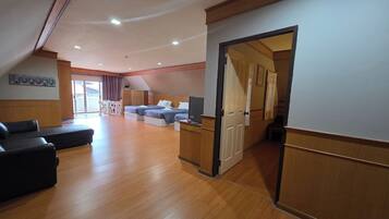 Habitació familiar | Escriptori, wifi gratuïta i roba de llit