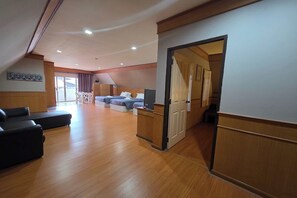 Habitación familiar | Escritorio, wifi gratis, ropa de cama