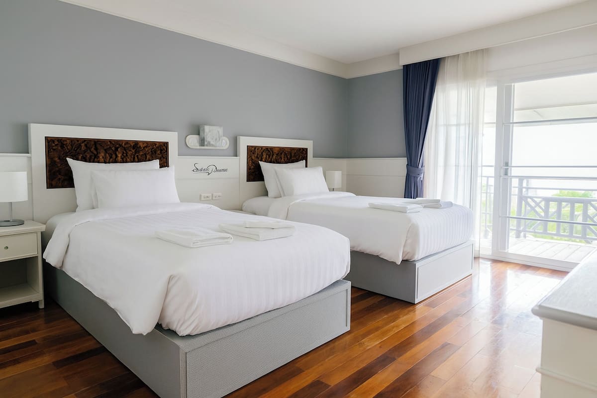 Escritorio, wifi gratis, ropa de cama