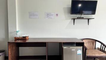 Deluxe Triple Room | Meja, Wi-fi percuma, cadar katil