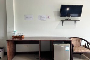 Deluxe Triple Room | Desk, free WiFi, bed sheets - Mayuree Resort (Udon Thani)