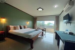 Deluxe Double Room | Desk, free WiFi, bed sheets