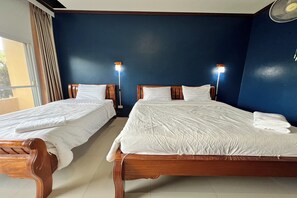 Escritorio, wifi gratis y ropa de cama 