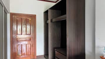 Deluxe Triple Room | Meja, Wi-fi percuma, cadar katil