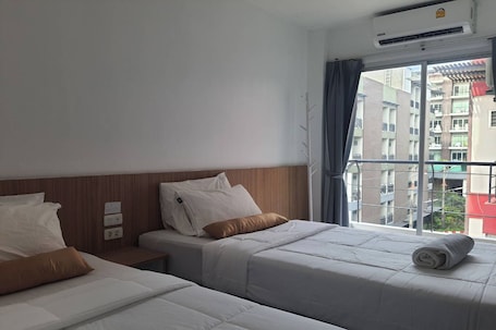 Standard Twin Room | Desk, free WiFi, bed sheets. Wow Boutique Patong