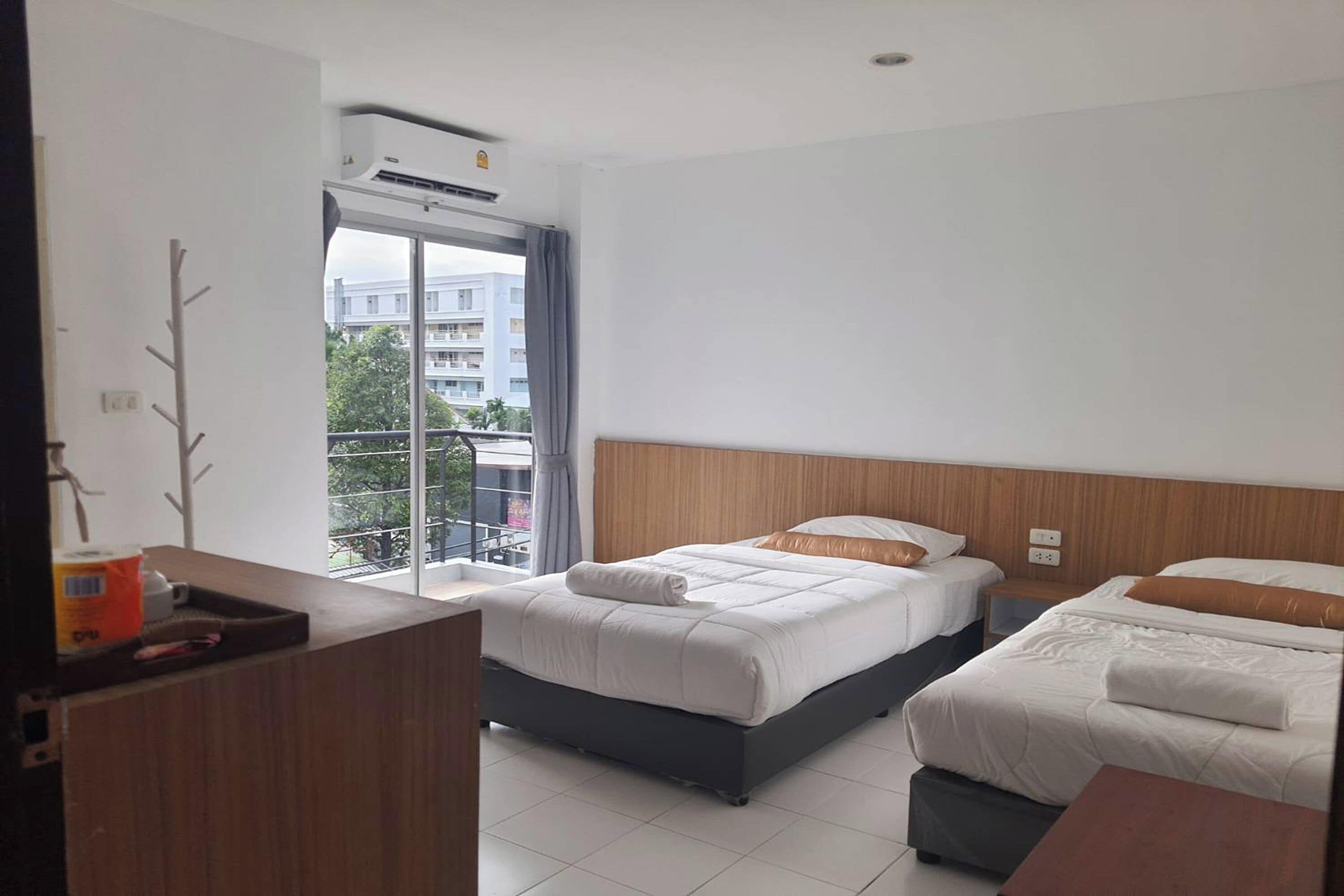 标准双床房 | 办公桌、免费 WiFi、床单