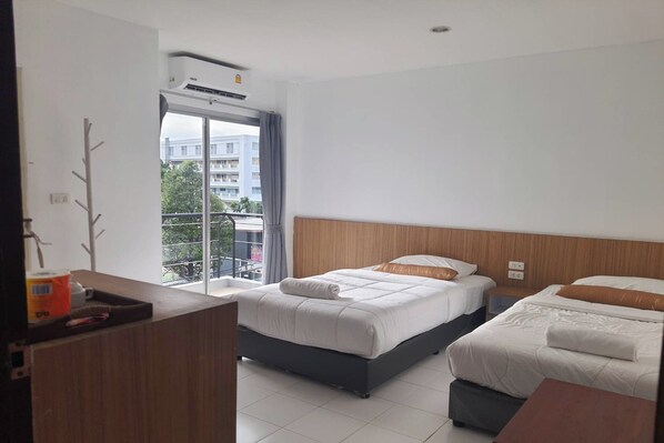 Habitación estándar con 2 camas individuales | Escritorio, wifi gratis y ropa de cama 