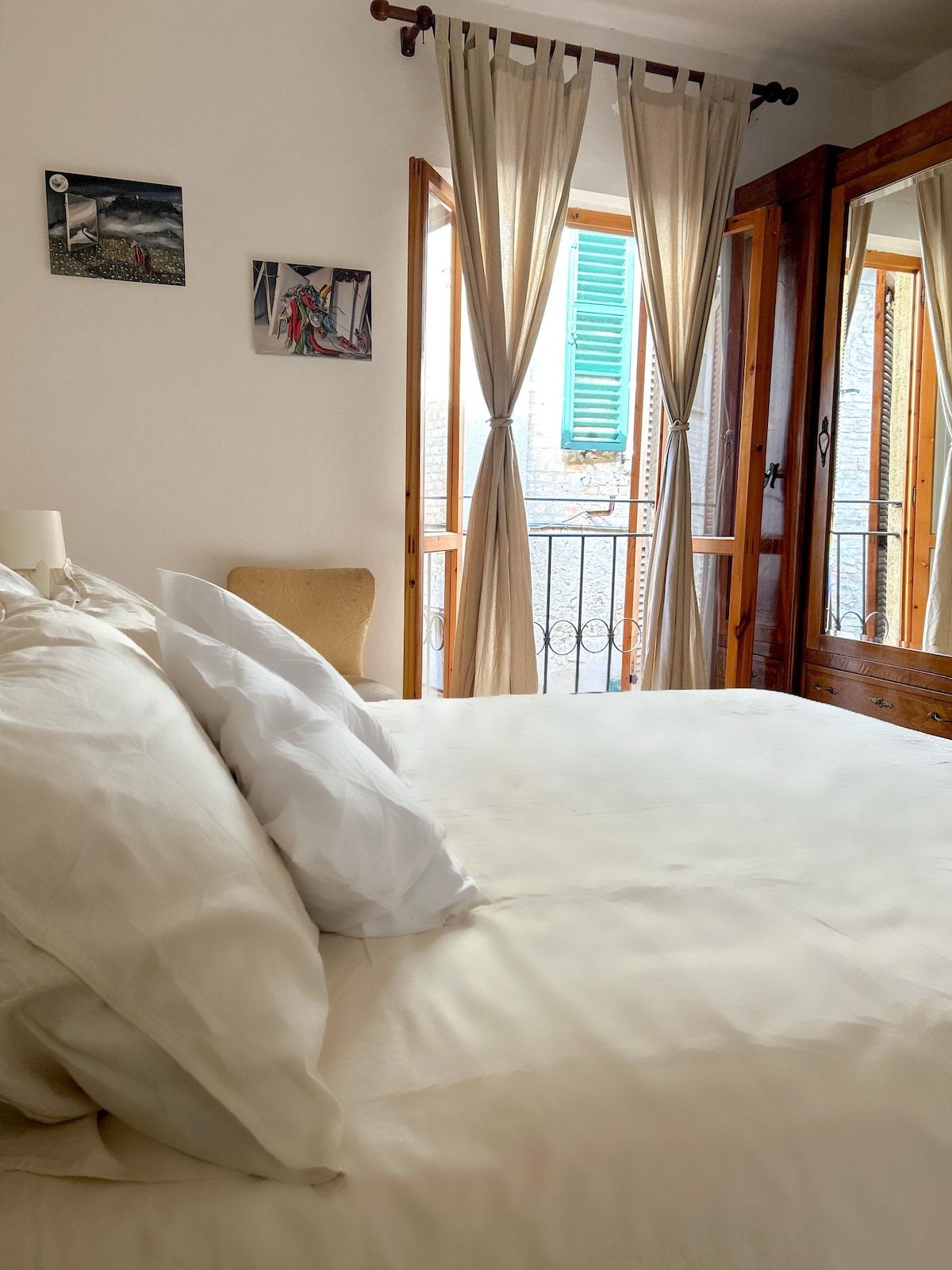 2 bedrooms, desk, WiFi, bed sheets