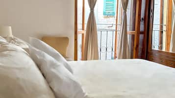 2 bedrooms, desk, WiFi, bed sheets