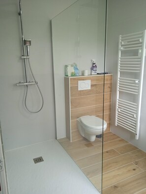 Douche, serviettes fournies, savon, papier toilette
