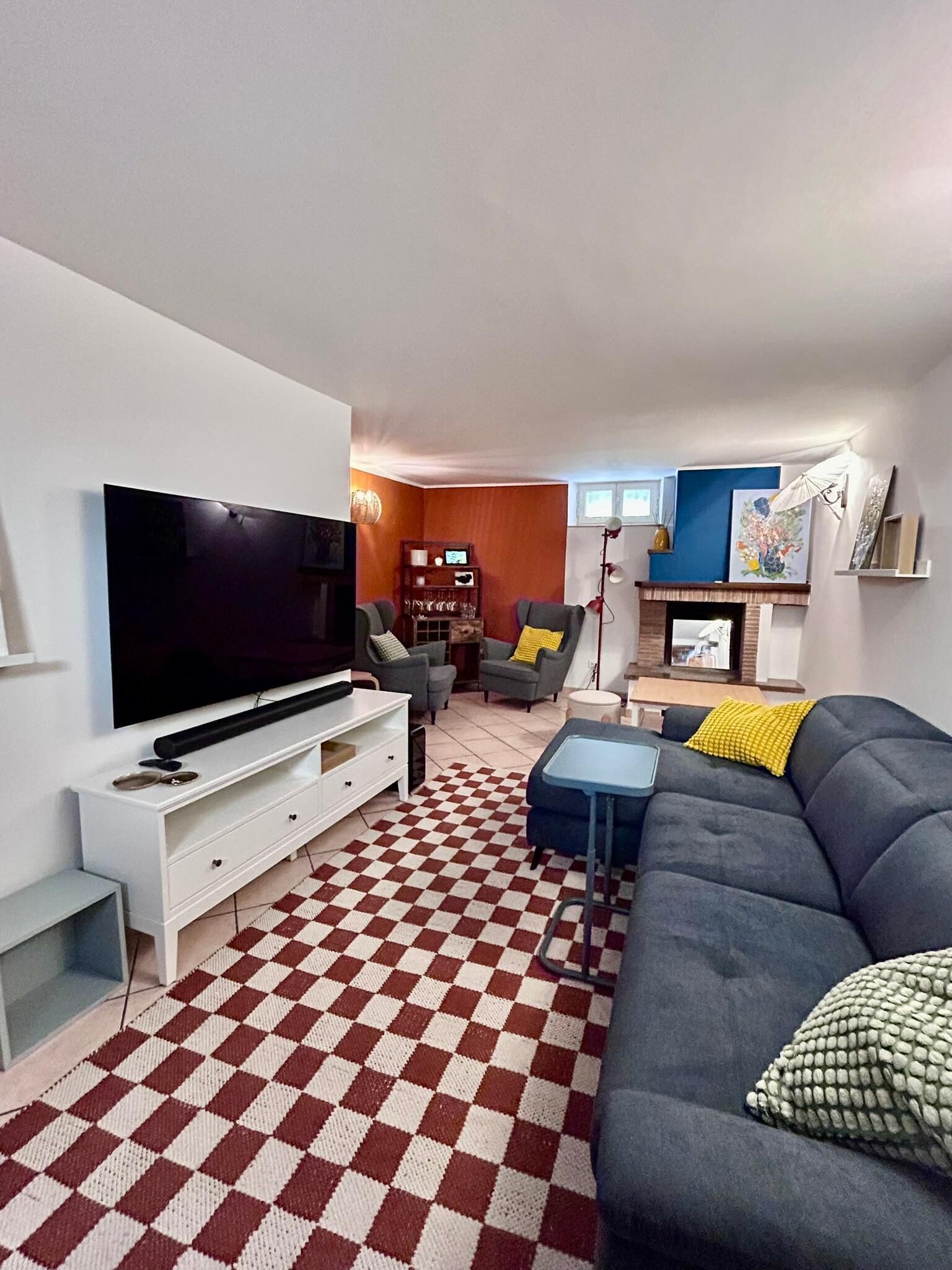 Télévision, cheminée, chaîne hi-fi