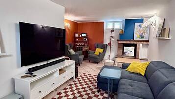 Télévision, cheminée, chaßne hi-fi