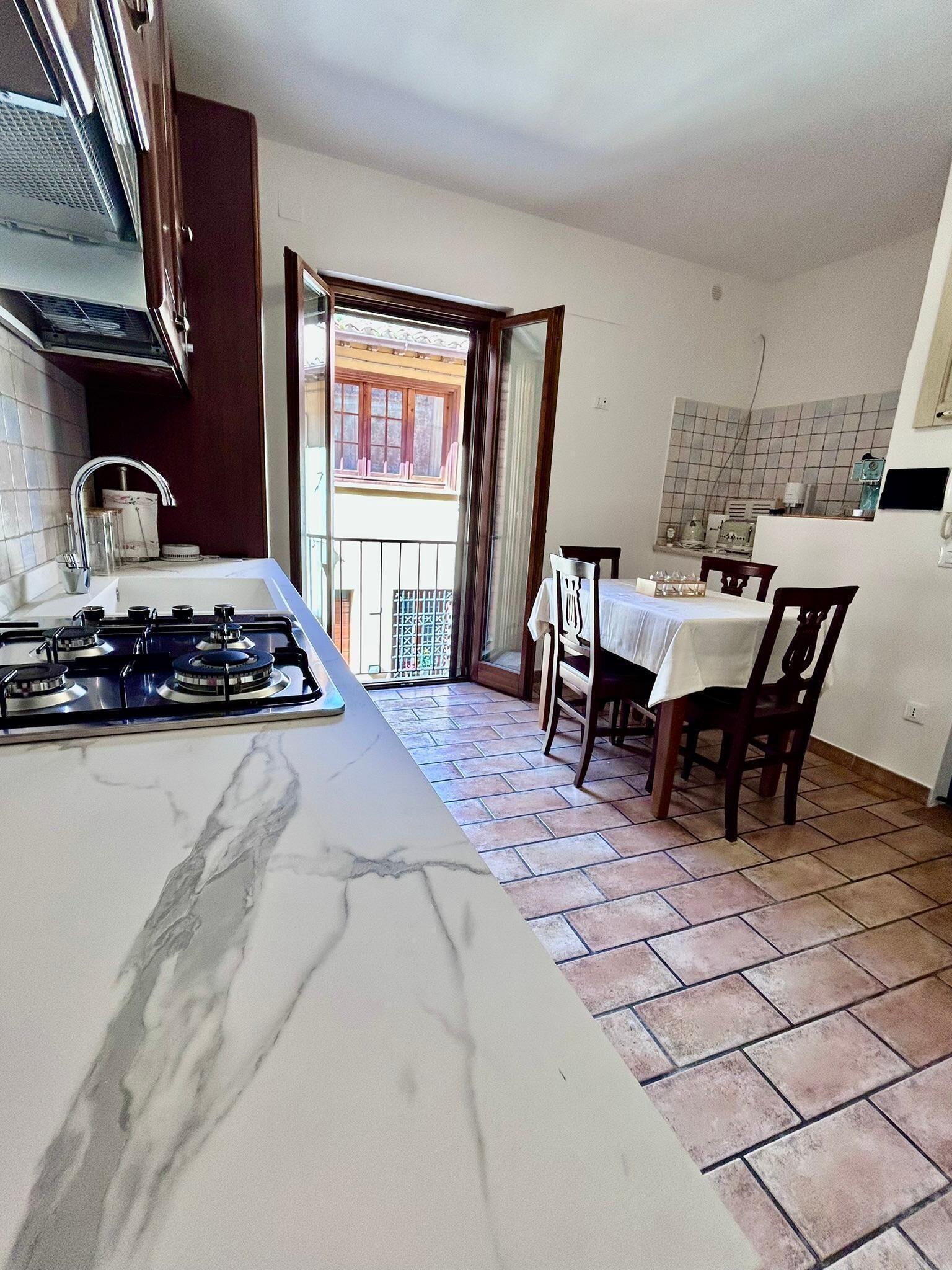 Micro-ondes, plaque de cuisson, lave-vaisselle, grille-pain