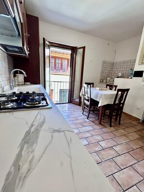 Microondas, parrilla de estufa, lavavajillas y tostadora 