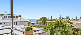 Quaint 2-bed Beach Abode With Ocean Views