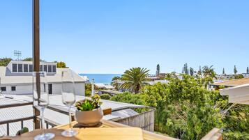 Apartment | Outdoor dining